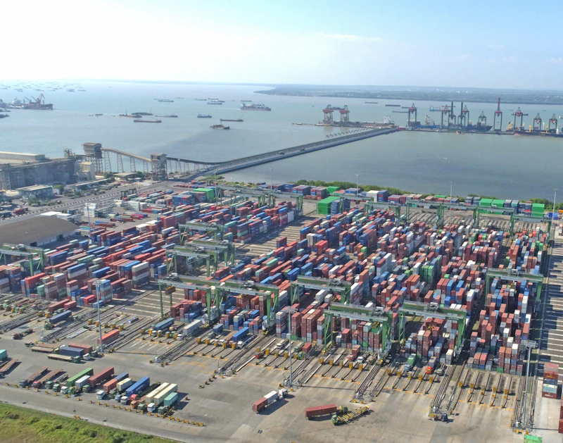Vista aérea de un puerto de contenedores